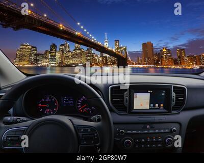 Vista di un cruscotto di automobile con una unità di navigazione in viaggio a New York City. Foto Stock