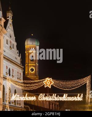 I mercati di Monaco sono mozzafiato, con luci fiabe che fiancheggiano le strade e gli alberi di Natale illuminati e le stelle punteggiate intorno al marke Foto Stock