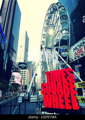 La ruota di Times Square è un simbolo del recupero di New York City in agosto e settembre 2021, NYC, USA Foto Stock