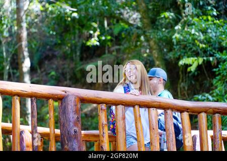 MEDELLIN, COLOMBIA - 21 luglio 2019: Un poco profondo focus di persone in un viaggio nel parco pubblico Arvi nella città di Medellin Foto Stock