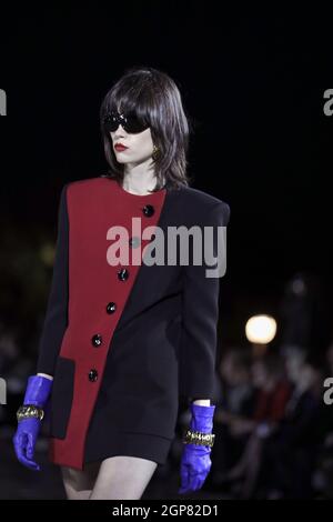 Parigi, Francia. 28 settembre 2021. Un modello prende in passerella durante lo spettacolo Primavera-Estate 2022 di Saint Laurent alla Paris Fashion Week, martedì 28 settembre 2021. Foto di Eco Clement/UPI. Credit: UPI/Alamy Live News Foto Stock