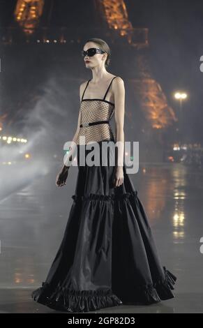 Parigi, Francia. 28 settembre 2021. Un modello prende in passerella durante lo spettacolo Primavera-Estate 2022 di Saint Laurent alla Paris Fashion Week, martedì 28 settembre 2021. Foto di Eco Clement/UPI. Credit: UPI/Alamy Live News Foto Stock