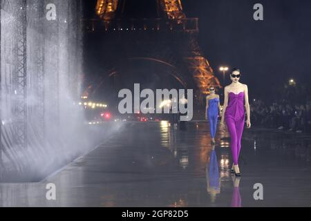 Parigi, Francia. 28 settembre 2021. Un modello prende in passerella durante lo spettacolo Primavera-Estate 2022 di Saint Laurent alla Paris Fashion Week, martedì 28 settembre 2021. Foto di Eco Clement/UPI. Credit: UPI/Alamy Live News Foto Stock