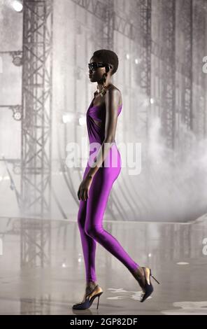 Parigi, Francia. 28 settembre 2021. Un modello prende in passerella durante lo spettacolo Primavera-Estate 2022 di Saint Laurent alla Paris Fashion Week, martedì 28 settembre 2021. Foto di Eco Clement/UPI. Credit: UPI/Alamy Live News Foto Stock