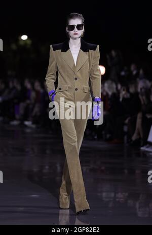 Parigi, Francia. 28 settembre 2021. Un modello prende in passerella durante lo spettacolo Primavera-Estate 2022 di Saint Laurent alla Paris Fashion Week, martedì 28 settembre 2021. Foto di Eco Clement/UPI. Credit: UPI/Alamy Live News Foto Stock