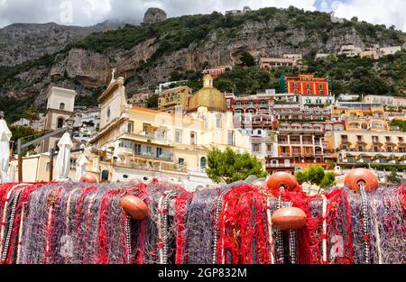 Le reti da pesca sulla spiaggia di Positano, Italia. vista della cupola. Foto Stock