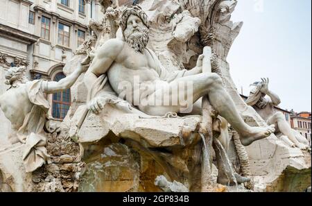 Statua del dio Zeus nella Fontana dei quattro fiumi del Bernini in Piazza Navona, Roma. Dettaglio della figura allegorica di Gange. Foto Stock