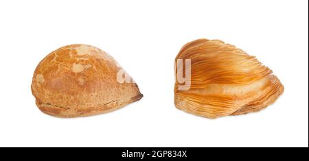 Due sfogliatelle napoletane, riccia e frolla, isolato su sfondo bianco Foto Stock