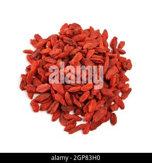 Essiccati goji bacche isolati su sfondo bianco Foto Stock