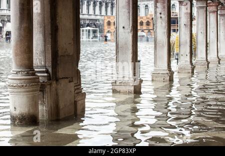 Vista dei portici di Piazza San Marco con acqua alta a Venezia, Italia. Foto Stock