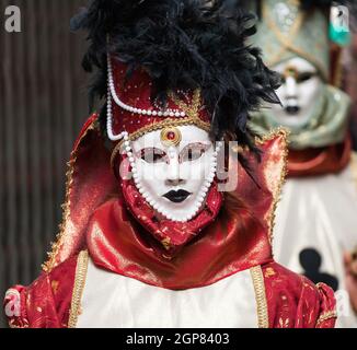 Maschera veneziana del 2015 raffigurante il francese a giocare a carte. Foto Stock