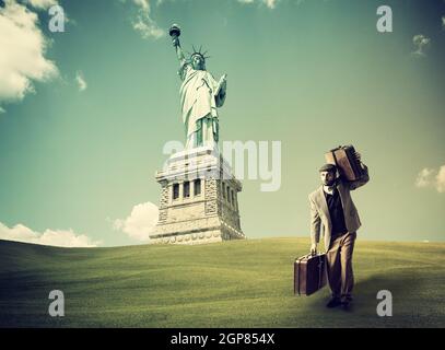 Immigrato con le valigie per giungere a New York Foto Stock
