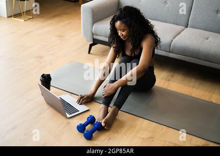 Guardare online Yoga Video programma esercizio sul computer portatile a. Casa Foto Stock