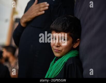 Srinagar, India. 29 settembre 2021. Un ragazzo musulmano Kashmiri Shia che partecipa alla processione religiosa per marcare Arbaeen. Il quarantesimo giorno dopo Ashura è Arbaeen, commemorando l'uccisione del settimo secolo del nipote del profeta Maometto, Imam Hussain, e dei suoi 72 compagni. Credit: SOPA Images Limited/Alamy Live News Foto Stock