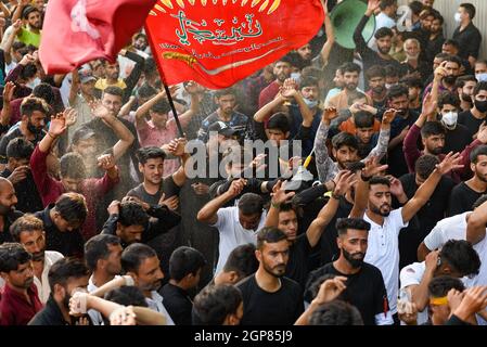 Srinagar, India. 29 settembre 2021. I musulmani sciiti gridare slogan religiosi e alzare le mani e le bandiere durante la processione religiosa per marcare Arbaeen. Credit: SOPA Images Limited/Alamy Live News Foto Stock