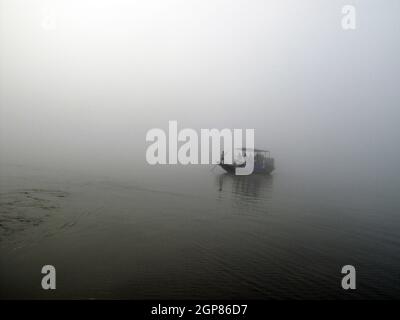 Foschia mattutina sul santissimo di fiumi in India. Delta del Gange in Sundarbans, West Bengal, India. Foto Stock