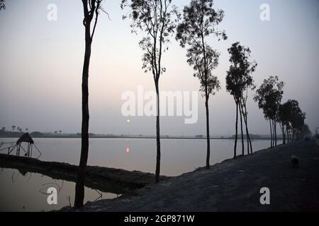 Un'alba mozzafiato che si affaccia sui fiumi più sacri dell'India. Gange delta in Sundarbans, Bengala Occidentale, India. Foto Stock