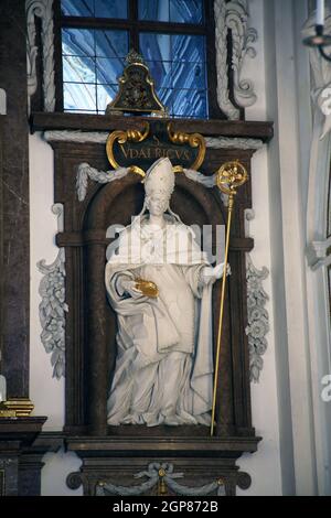 Statua di San Ulrich di Augusta sull'altare della basilica di San Benedetto nella famosa abbazia di Benediktbeuern, Germania Foto Stock