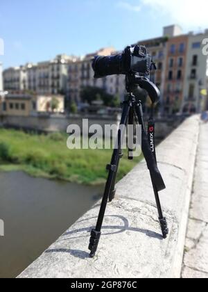 GIRONA, SPAGNA - Sep 07, 2021: Una fotocamera professionale Panasonic Lumix GH5 sul ponte di pietra sotto la luce del sole Foto Stock