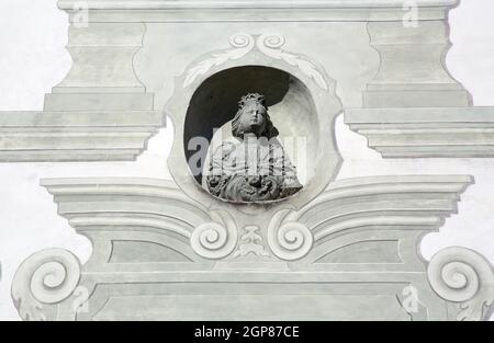 Santi sulla facciata della famosa abbazia di Benediktbeuern, Germania Foto Stock