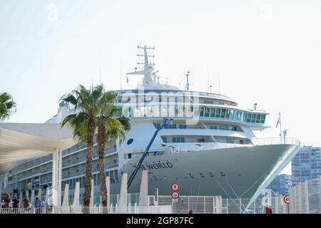 Malaga, Spagna. 15 giugno 2021. Gli operatori hanno visto pulire il ponte della crociera 'il mondo' a Malaga, Spagna. All'interno della "World Cruise" sono presenti 165 residenze private. Questa barca, progettata da Petter Yran y Bjorn Storbraaten, è più conosciuta come la crociera milionari. Madeira, in Portogallo, è il porto successivo dove attraccerà la crociera 'il mondo'. (Credit Image: © Francis Gonzalez/SOPA Images via ZUMA Press Wire) Foto Stock