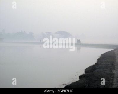 Un'alba mozzafiato che si affaccia sui fiumi più sacri dell'India. Gange delta in Sundarbans, Bengala Occidentale, India. Foto Stock