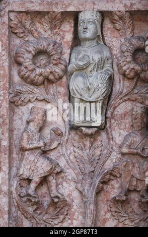 Dettaglio delle sculture di marmo sul Battistero di Parma Emilia Romagna Italia Foto Stock