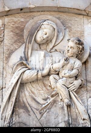 Il bassorilievo raffigurante la Vergine Maria con il Bambino Gesù, Cattedrale di San Martino a Lucca, Italia Foto Stock