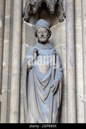 San Marziale, fu il primo vescovo di Limoges, statua sul portale della Basilica di Santa Clotilde a Parigi, Francia Foto Stock