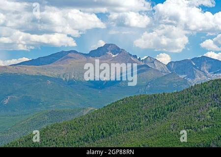 Spettacolare Longs Peak su un paesaggio alpino nel Rocky Mountain National Park in Colorado Foto Stock