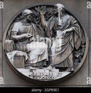 Asclepiade e Lucrece, medicina greca a Roma. Rilievo di pietra all'edificio del Faculte de Medicine Parigi, Francia. Foto Stock