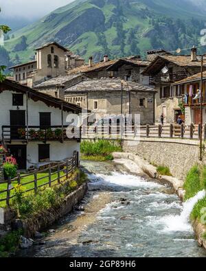 CHIANALE, ITALY - Aug 22, 2021: Un colpo ad angolo alto del villaggio Chianale nella Valle di Varaita nella regione di Pidemont Foto Stock