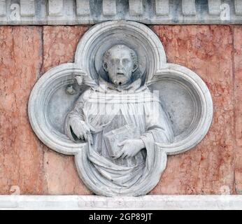 San Domenico di Paolo di Bonaiuto rilievo sulla facciata della Basilica di San Petronio a Bologna Foto Stock