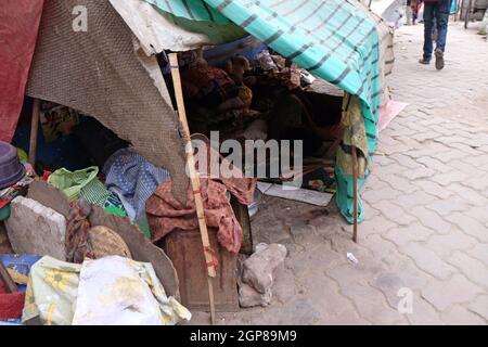 Famiglia senza tetto che vive per le strade di Kolkata, India Foto Stock