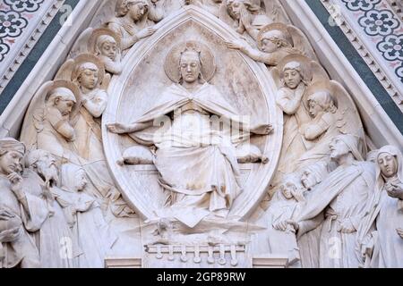 La Vergine Maria seduta, circondata da angeli, portale della Cattedrale di Santa Maria del Fiore, Firenze, Italia Foto Stock