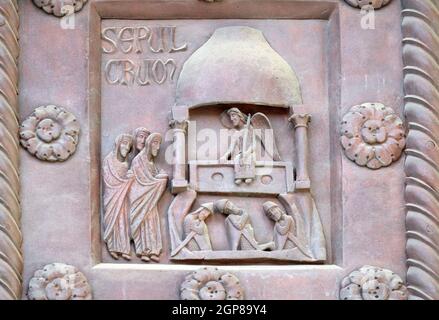 La risurrezione di Cristo sulla San Ranieri porta della Cattedrale Santa Maria Assunta a Pisa, Italia Foto Stock