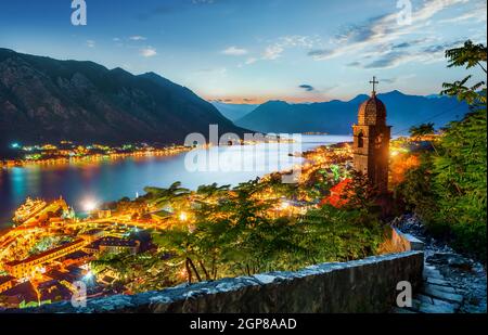 Chiesa di Nostra Signora del Rimedio in Kotor al tramonto Foto Stock