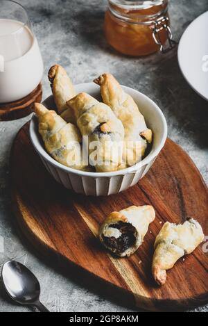 Ciotola di croissant appena sfornati ripieni di noci e cioccolato diffusione Foto Stock
