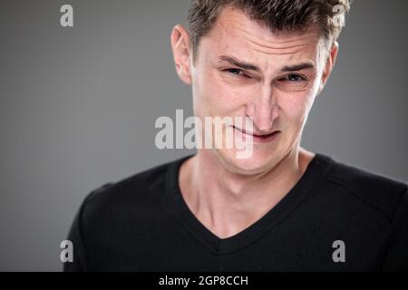 Paura/ansia/rammarico/incertezza in un giovane - gli effetti di una difficile situazione di vita - vivide emozioni concetto Foto Stock