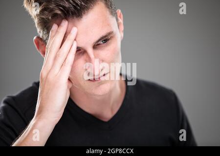 Paura/ansia/rammarico/incertezza in un giovane - gli effetti di una difficile situazione di vita - vivide emozioni concetto Foto Stock