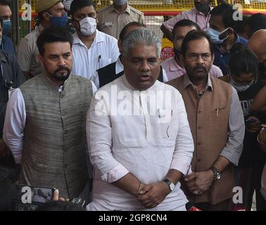 NEW DELHI, INDIA - SETTEMBRE 28: Delegazione del BJP composta da Bhupender Yadav, ma Naqvi, Anurag Thakur & Om Pathak e altri congedi dopo aver incontrato ECI sulla questione dell'attacco il leader del BJP Gilip Ghosh da parte del lavoratore TMC nel Bengala occidentale a Nirvachan Sadan il 28 Settembre 2021 a Nuova Delhi, India. In vista del cruciale sondaggio condotto a Bhabanipur, da dove si contesta il capo ministro del Bengala occidentale Mamata Banerjee, martedì una delegazione del BJP ha incontrato la commissione elettorale e ha cercato una serie di misure per garantire elezioni libere ed eque, accusando la violenza contro i suoi sostenitori al Congresso di Trinamool. EA Foto Stock