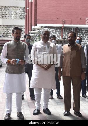 NEW DELHI, INDIA - SETTEMBRE 28: Delegazione del BJP composta da Bhupender Yadav, ma Naqvi, Anurag Thakur & Om Pathak e altri congedi dopo aver incontrato ECI sulla questione dell'attacco il leader del BJP Gilip Ghosh da parte del lavoratore TMC nel Bengala occidentale a Nirvachan Sadan il 28 Settembre 2021 a Nuova Delhi, India. In vista del cruciale sondaggio condotto a Bhabanipur, da dove si contesta il capo ministro del Bengala occidentale Mamata Banerjee, martedì una delegazione del BJP ha incontrato la commissione elettorale e ha cercato una serie di misure per garantire elezioni libere ed eque, accusando la violenza contro i suoi sostenitori al Congresso di Trinamool. EA Foto Stock