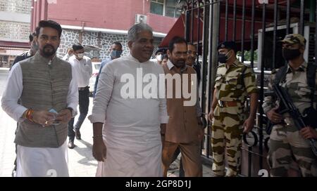 NEW DELHI, INDIA - SETTEMBRE 28: Delegazione del BJP composta da Bhupender Yadav, ma Naqvi, Anurag Thakur & Om Pathak e altri congedi dopo aver incontrato ECI sulla questione dell'attacco il leader del BJP Gilip Ghosh da parte del lavoratore TMC nel Bengala occidentale a Nirvachan Sadan il 28 Settembre 2021 a Nuova Delhi, India. In vista del cruciale sondaggio condotto a Bhabanipur, da dove si contesta il capo ministro del Bengala occidentale Mamata Banerjee, martedì una delegazione del BJP ha incontrato la commissione elettorale e ha cercato una serie di misure per garantire elezioni libere ed eque, accusando la violenza contro i suoi sostenitori al Congresso di Trinamool. EA Foto Stock