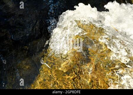 iciclette su una riva del torrente Foto Stock