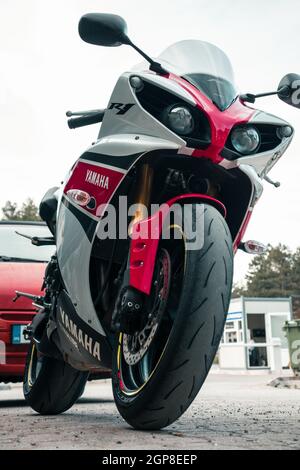 Sotto di una gara parcheggiata moto bianca e rossa Foto Stock