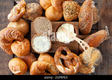 Deliziosa varietà di pane e panini tedeschi Foto Stock