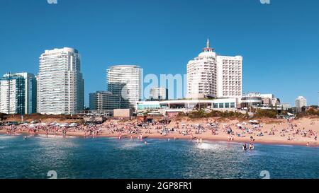 PUNTA DEL ESTE, URUGUAY, GENNAIO - 2021 - Punta del este paesaggio urbano alla spiaggia di mansa, uruguay Foto Stock