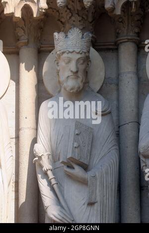 Il re Salomone, la cattedrale di Notre Dame di Parigi, portale di Sant Anna Foto Stock