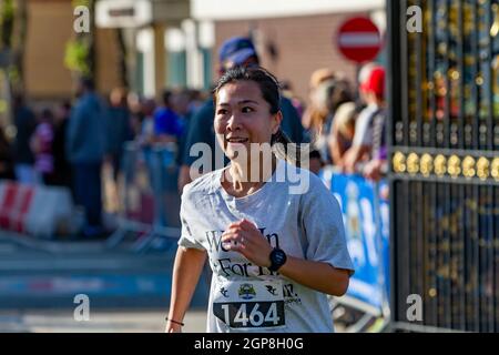 Warrington Running Festival 2021 - la donna orientale mostra il piacere di attraversare il traguardo Foto Stock