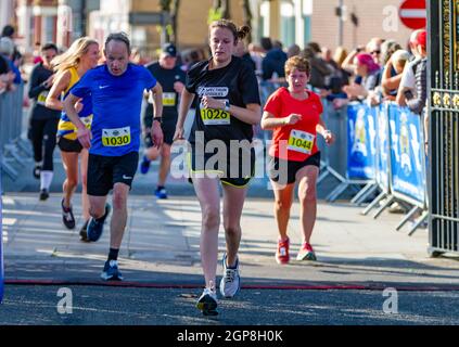 Warrington Running Festival 2021 - gruppo di corridori che attraversano il traguardo Foto Stock